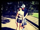 Sabrina Sato posta foto beijando o namorado em cima de um skate