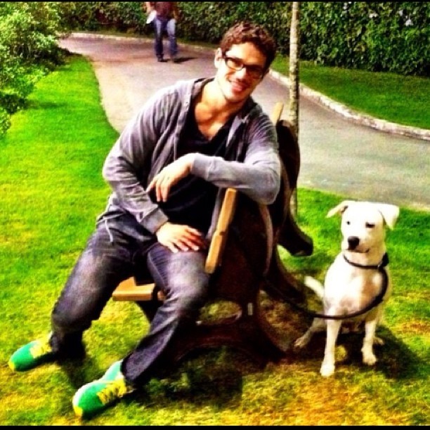 José Loreto com sua cadela (Foto: Instagram / Reprodução)