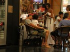 Márcio Garcia passeia com a família em shopping no Rio