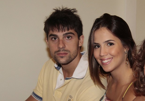  Pérola Faria com o namorado em missa em ação de graças (Foto: Isac Luz / EGO)