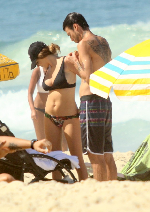  Erika Mader com o marido e a filha na praia do Leblon (Foto: J.Humberto \ AgNews)