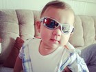 Priscila Pires posta foto do filho todo charmoso usando óculos de sol