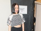 Jessie J usa calça transparente e deixa calcinha comportada à mostra