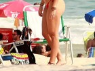 Carolina Portaluppi posta foto usando biquininho vermelho e exibe curvas 