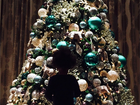 Beyoncé registra a filha Blue Ivy admirando árvore de Natal