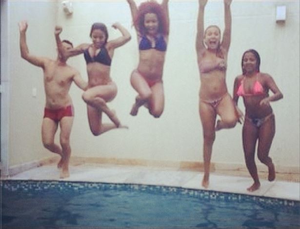 Anitta curte piscina com amigos (Foto: Instagram / Reprodução)