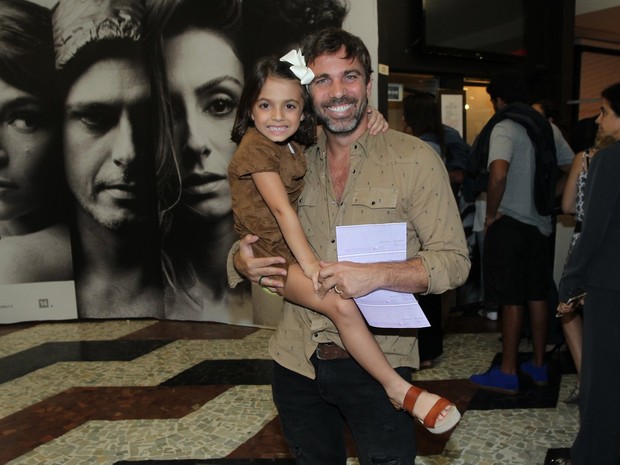 Marcelo Faria com a filha, Felipa, em estreia de peça na Gávea, Zona Sul do Rio (Foto: Marcello Sá Barreto e Webert Belizio/ Ag. News)