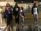 Elba Ramalho passeia com as filhas em shopping no Rio