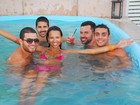 Ariadna curte feijoada cercada de homens em piscina