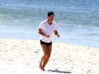 Marcelo Serrado corre na areia e passeia com a família na praia
