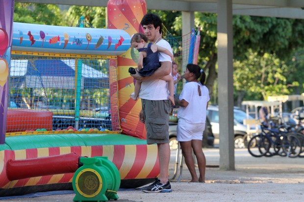 Mateus Solano leva sua filha para brincar na Lagoa (Foto: Wallace Barbosa/AgNews)