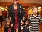 Giovanna Antonelli passeia no shopping com os filhos