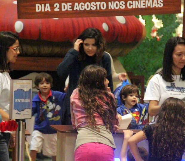 Vanessa Giácomo com os filhos em shopping do Rio (Foto: Marcus Pavão / AgNews)