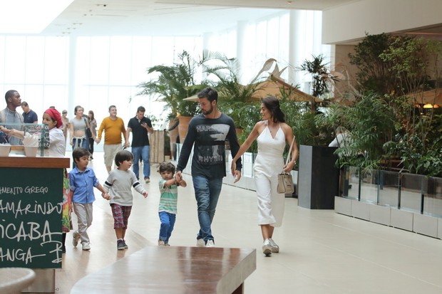 Juliana Paes vai ao cinema com o marido e os filhos no shopping (Foto: Fábio Moreno / AgNews)