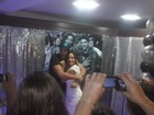 Letícia e Júnior ganham festa de fãs e posam abraçadinhos