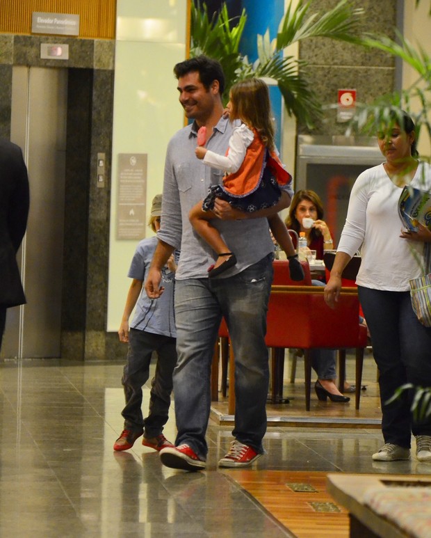 Thiago Lacerda e Vanessa Lóes com os filhos (Foto: Henrique Oliveira / Agnews)