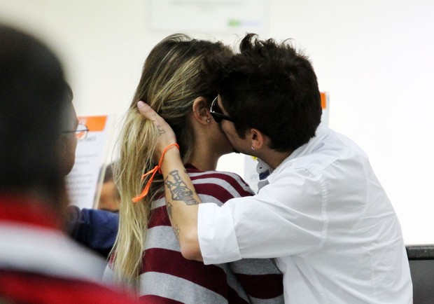 Juliana Didone e o namorado em congonhas (Foto: Guilherme Henrique/Photo Rio News)