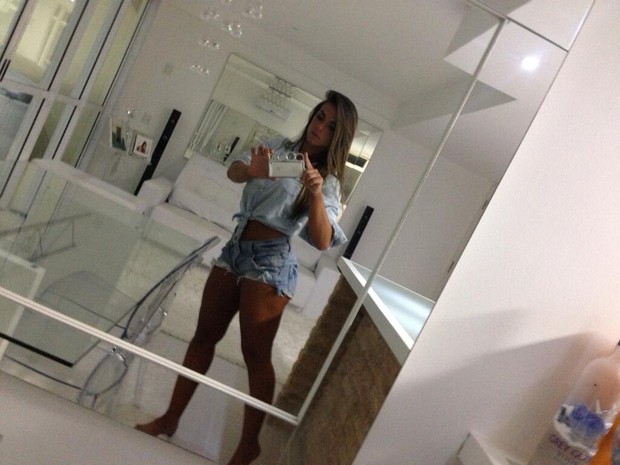 Nicole Bahls posa de shortinho em frente ao espelho (Foto: Twitter/ Reprodução)