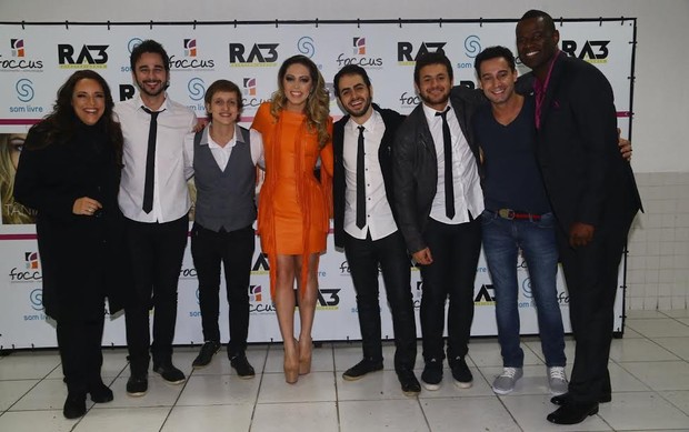 Tânia Mara com os convidados do show: Ana Carolina, Brian McKnight, Rafael Almeida e a banda Jamz (Foto: Marcello Sá Barretto / AgNews)