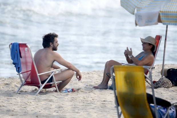 Cissa Guimarães na praia com o filho (Foto: Gil Rodrigues / Foto Rio News)