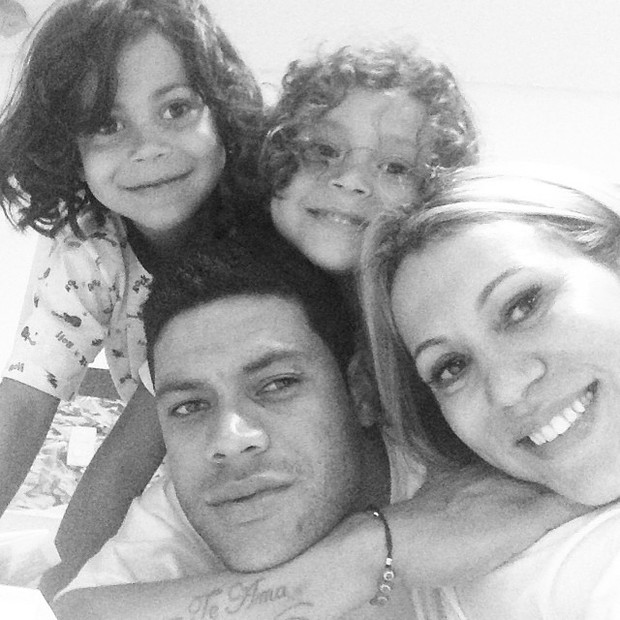 Hulk posa com a família antes de dormir (Foto: Instagram)
