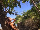 Isis Valverde sensualiza de biquíni apoiada em árvore e recebe elogios