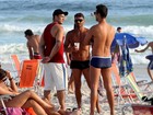 Kléber Bambam curte praia com os amigos no Rio