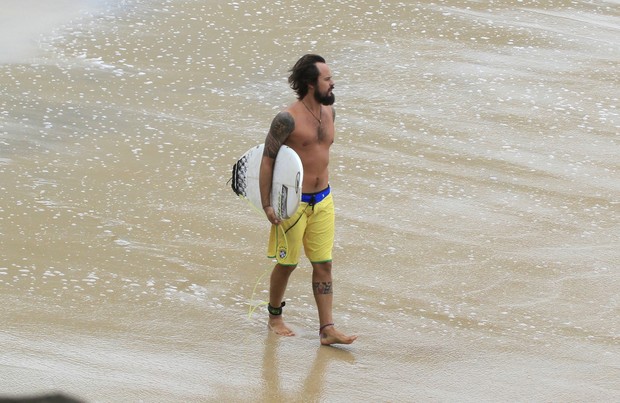 Paulinho Vilhena em praia da Barra da Tijuca, RJ (Foto: Delson Silva / Agnews)