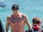 David Beckham deixa marquinha de sol à mostra em ida à praia