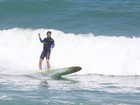 Marcelo Serrado se esforça para não cair da prancha em dia de surfe
