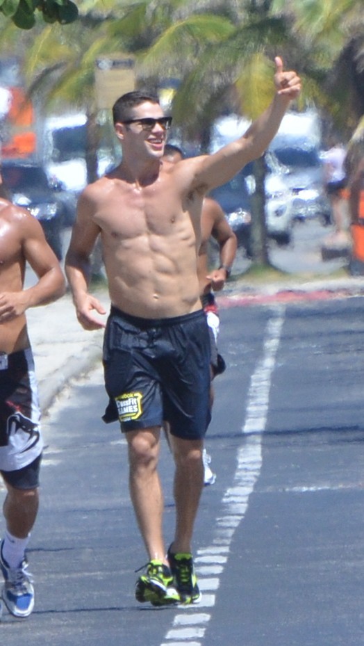 José Loreto corre na orla (Foto: AgNews)