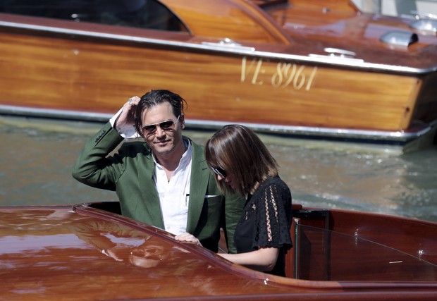 Dakota Johnson chama a atenção em Veneza ao lado de Johnny Depp