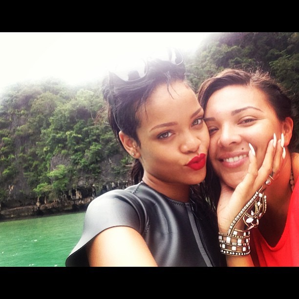 Rihanna e amiga (Foto: Reprodução/Instagram)