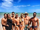 Mirella Santos mostra barriga chapada em praia ao lado de amigos