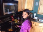 Férias em família: filha de Xanddy e Carla Perez prepara café da manhã