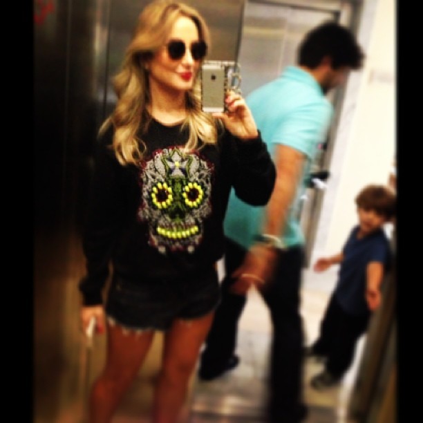 Com as pernas de fora, Claudia Leitte publica foto em elevador (Foto: Reprodução/Instagram)