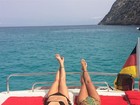 De biquíni, Giovanna Antonelli pega sol ao lado de amiga em Ibiza