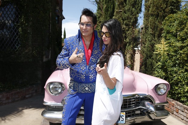 Carol Castro posa com sósia de Elvis Presley (Foto: Felipe Panfili/AgNews)