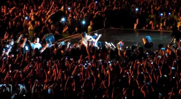 Beyoncé é puxada por fã durante show em São Paulo (Foto: Youtube / Reprodução)