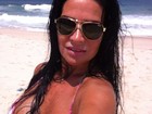 Solange Gomes posa com biquínis diferentes em dia de praia