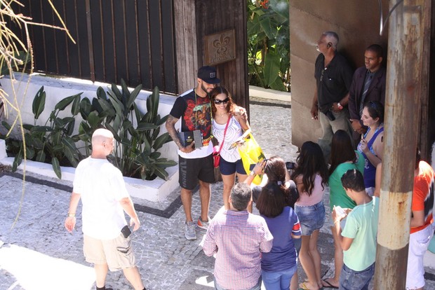 Swizz Beatz, marido de Alicia Keys, tira fotos com fãs na porta do hotel (Foto: Fabio Martins / Fotorio News)