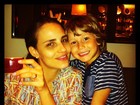 Fernanda Tavares posa com o filho Lucas, que faz chifrinho na mãe