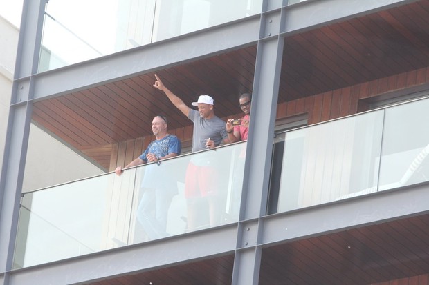 Will Smith na sacada do hotel (Foto: Delson Silva / AgNews)