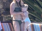 De biquíni, Hilary Duff brinca com o filho em piscina