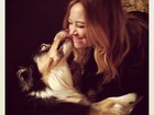 Hilary Duff ganha carinho do pet de estimação e posta foto em rede social