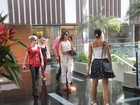 Paula Fernandes passeia de barriga de fora em shopping do Rio