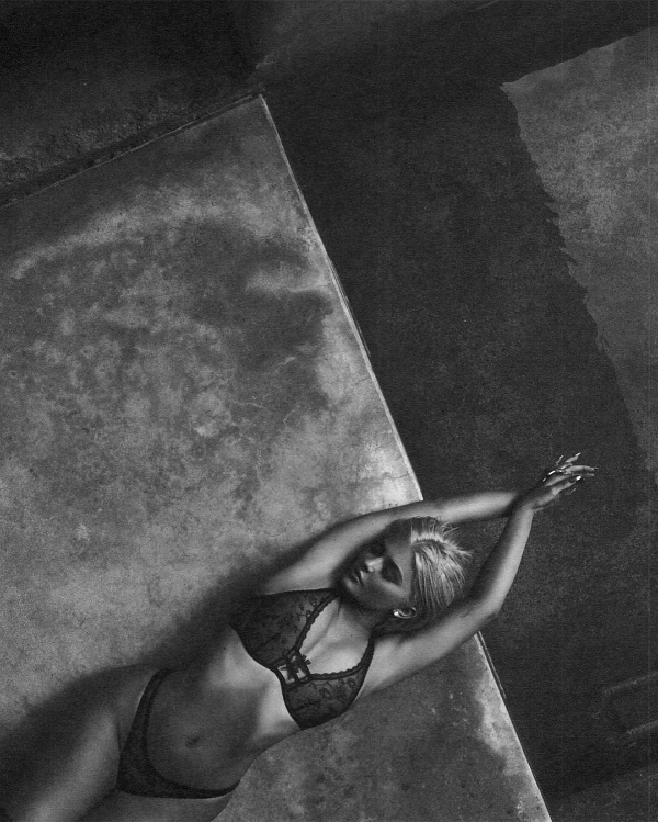 Kylie Jenner publica foto de lingerie transparente em sua rede social (Foto: Reprodução/Instagram)
