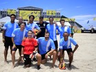 Du Moscovis e outros famosos jogam futebol de areia no Rio