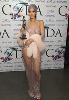 Rihanna usa look ousado, que deixa seios à mostra, em evento em NY