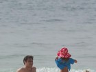 Thiago Lacerda e sua bermuda voltam à praia